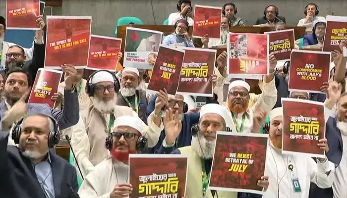  রাষ্ট্রপতির ভাষণের সময় প্ল্যাকার্ড হাতে হট্টগোল বিরোধীদলের, ওয়াকআউট