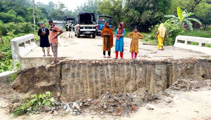 জঙ্গল সলিমপুরে র‌্যাবের ক্যাম্প বুলডোজার দিয়ে গুঁড়িয়ে দিল সন্ত্রাসীরা 