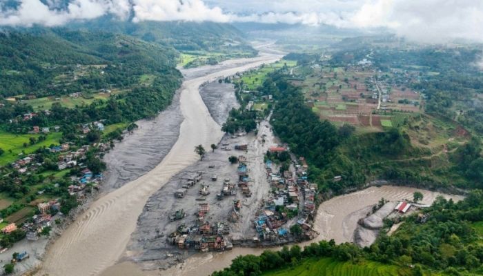 নেপাল-চীন সীমান্তে পানি উপচে পড়ছে, আতঙ্কে পাহাড়ে আশ্রয় মানুষের