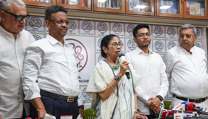 আমরা হারিনি, কেন পদত্যাগ করব? ক্ষমতা ছাড়বেন না মমতা!