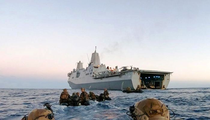 মধ্যপ্রাচ্যে উভয়চর জাহাজ ও কয়েক হাজার সেনা মোতায়েন যুক্তরাষ্ট্রের