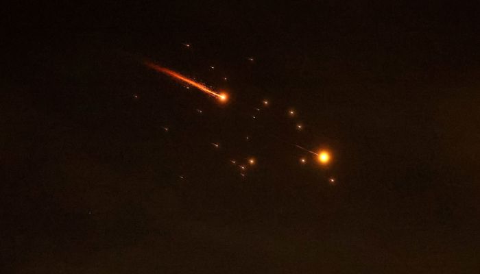 ইরানের ব্যাপক ক্ষেপণাস্ত্র হামলায় নাকাল ইসরায়েল