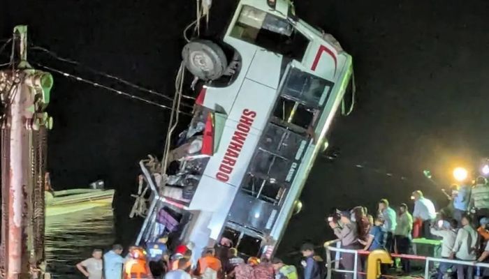 পদ্মায় পড়ে যাওয়া বাস থেকে ১৬ লাশ উদ্বার, মৃতের সংখ্যা বেড়ে ১৮