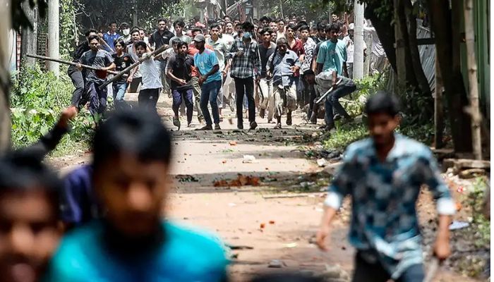যেভাবে ভয়ঙ্কর রূপ নিলো চট্টগ্রাম বিশ্ববিদ্যালয়ে গ্রামবাসী-শিক্ষার্থী সংঘর্ষ