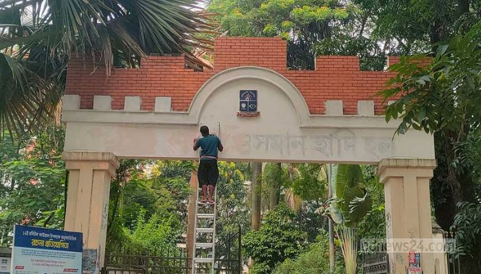 হাদির নাম মুছে ঢাবির হলের ফটকে ফিরছে বঙ্গবন্ধুর নাম