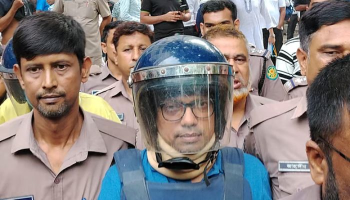 হাতকড়া সামনের দিকে চান পলক, পিপিকে বললেন-‘দূরত্ব বেশি নয়’
