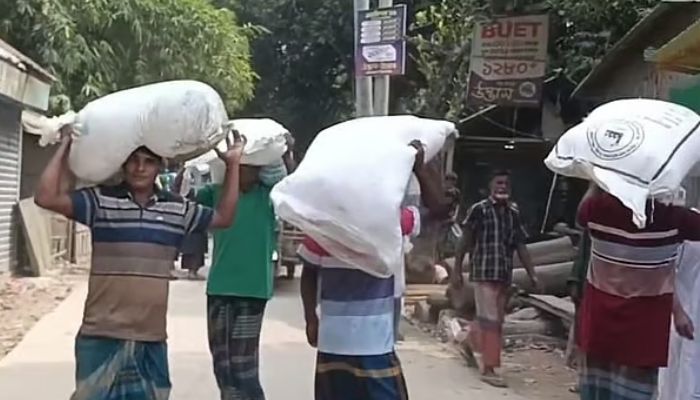 কুড়িগ্রামে ডিলারের গুদাম ভেঙে সার নিয়ে গেছে বিক্ষুব্ধ কৃষকরা
