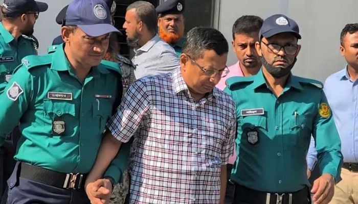 জুলাইয়ে দায়মুক্তি পেলেও শাপলা চত্ত্বরে ফাঁসছেন আইজিপি চৌধুরী মামুন