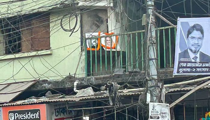 জয় বাংলা স্লোগান দিয়ে খুলনায় আ.লীগ কার্যালয়ে পতাকা উত্তোলন 