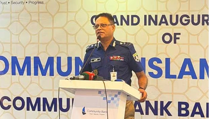 প্রয়োজনে ক্রসফায়ার: কেরামতি দেখাতে গিয়ে বেকায়দায় ফকির!