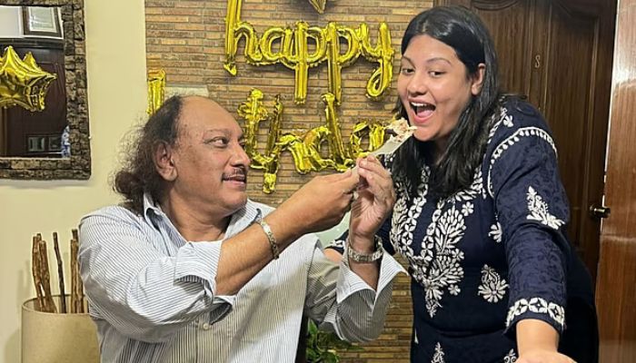 কারিনা লাইফ সাপোর্টে, মেয়ের জন্য দোয়া চেয়েছেন কায়সার হামিদ