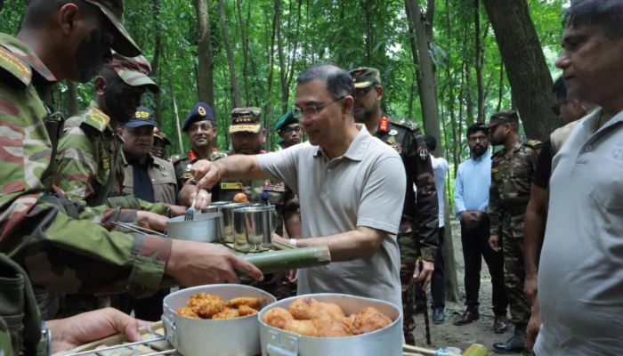 সেনা মহড়ায় বনবাদাড়ে ঘুরলেন প্রধানমন্ত্রী, খেলেন সৈনিকদের সঙ্গে