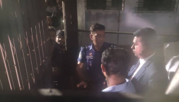 ৩০ ঘণ্টা অবরুদ্ধ চুয়েট উপাচার্যকে উদ্ধার করলেন ডিসি-এসপি