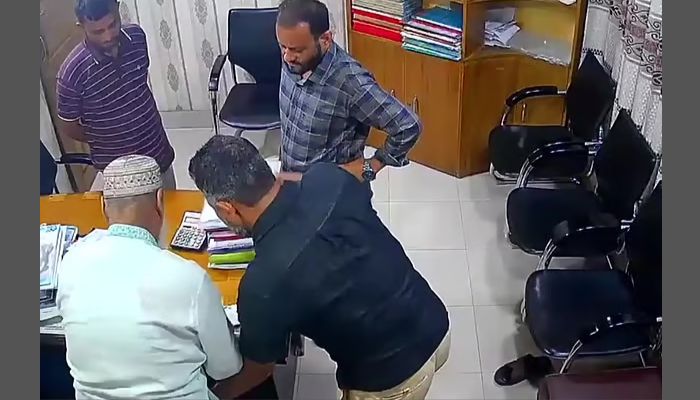 যুবদল নেতার কাণ্ড, ব্যবসায়ির অণ্ডকোষ চেপে ধরে সই নেওয়ার ভিডিও ভাইরাল
