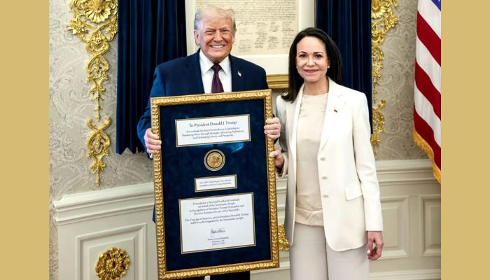 মাদুরোকে তুলে নেয়ার পুরস্কার, ট্রাম্পের হাতে মাচাদোর নোবেল 