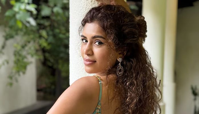 বিয়ে, গর্ভপাতের কথা জানিয়ে আলোচনায় গায়িকা কেনিশা