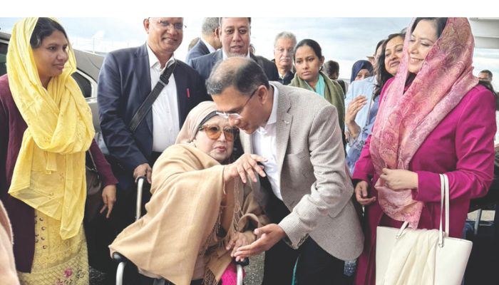 খালেদা জিয়ার অবস্থা ‘অত্যন্ত সংকটাপন্ন’, উদ্বিগ্ন নেতা-কর্মীরা