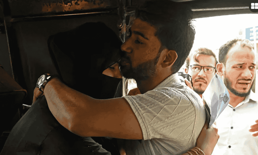যুদ্ধের দামামায় ভারত-পাকিস্তান সীমান্তে আবেগঘন দৃশ্য