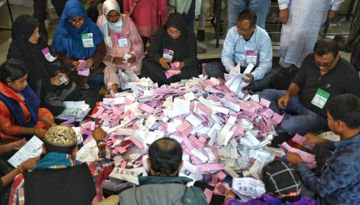 ভোটগ্রহণ শেষ, টান টান উত্তেজনায় চলছে গণনা