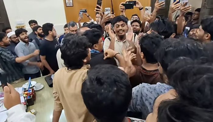 ঢাবিতে শিবিরের সমকামী কাণ্ড, তদন্তের সময় ছাত্রদলের উপর হামলা