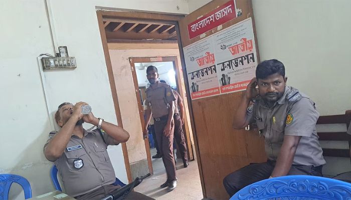 বঙ্গবন্ধুর প্রতি শ্রদ্ধা কর্মসূচি: জাসদ কার্যালয়ে অবস্থান পুলিশের