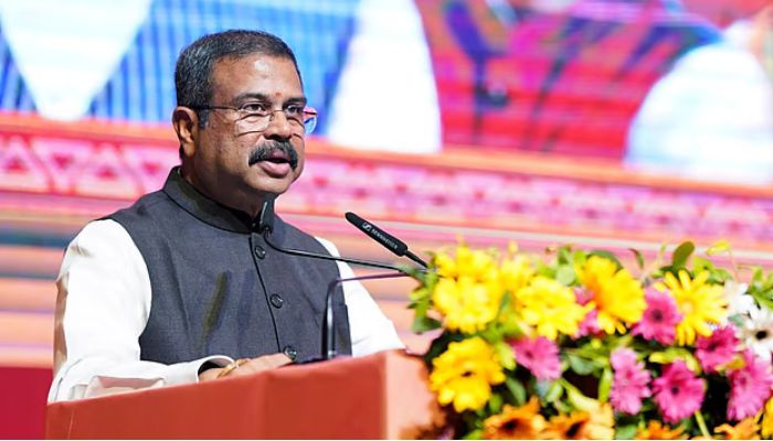 ভারতের শিক্ষামন্ত্রীর পদত্যাগ, ‘তেলাপোকাদের’ আন্দোলন প্রত্যাহারের 