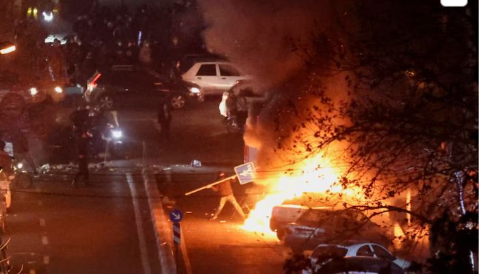 ইরানে ২০০০ মানুষ নিহত, বিক্ষোভকারীদের হাতে মার্কিন অস্ত্র ও বিস্ফোরক 