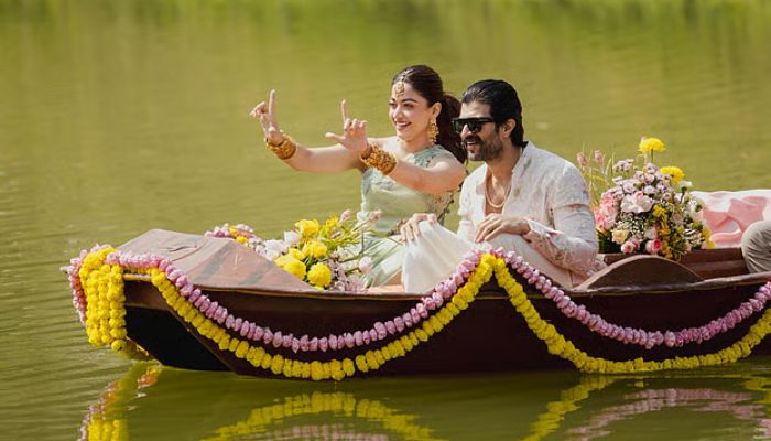 ছবিতে ভাসছে রাশমিকা–বিজয়ের রঙে ভেজা গায়েহলুদ