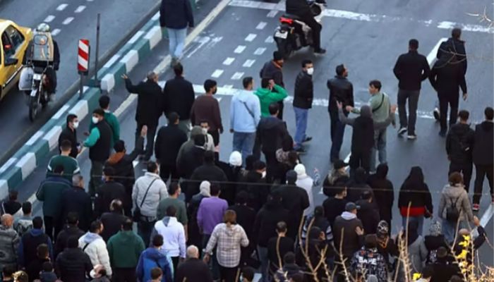 বিক্ষোভে উত্তাল ইরানে আয়াতুল্লাহ খামেনি শাসন কি টিকবে